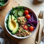 Buddha bowl coloré et équilibré avec quinoa, avocat, légumes frais et sauce tahini pour un repas léger et sain